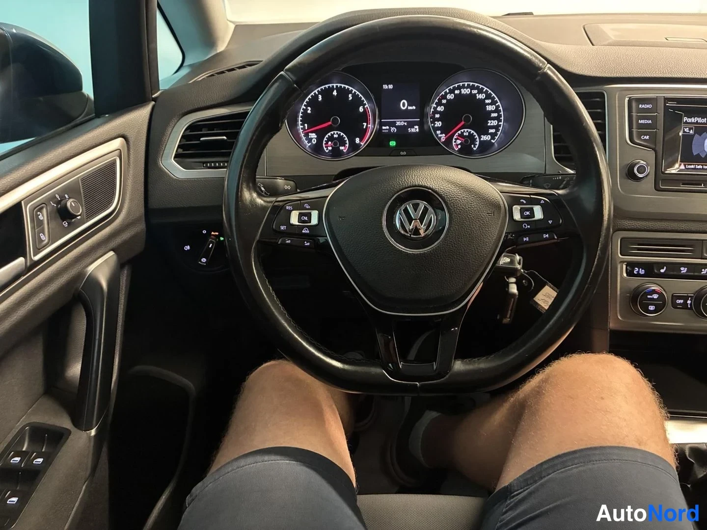 Sininen Volkswagen Golf Sportsvan 2015, ohjaamo, kuva 7