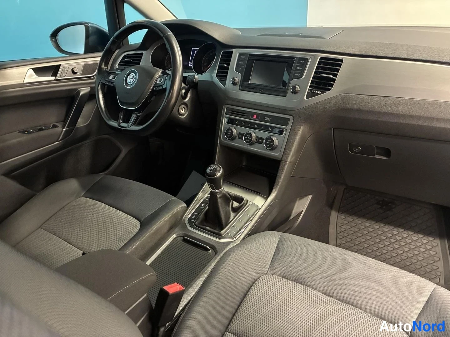 Sininen Volkswagen Golf Sportsvan 2015, ohjaamo, kuva 9