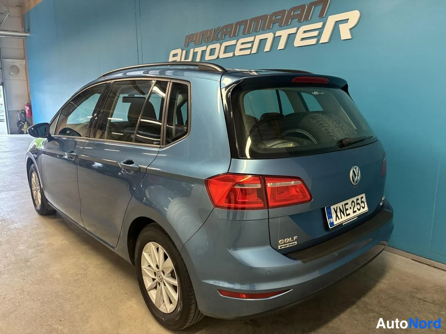 Sininen Volkswagen Golf Sportsvan 2015, takaviisto, kuva 5