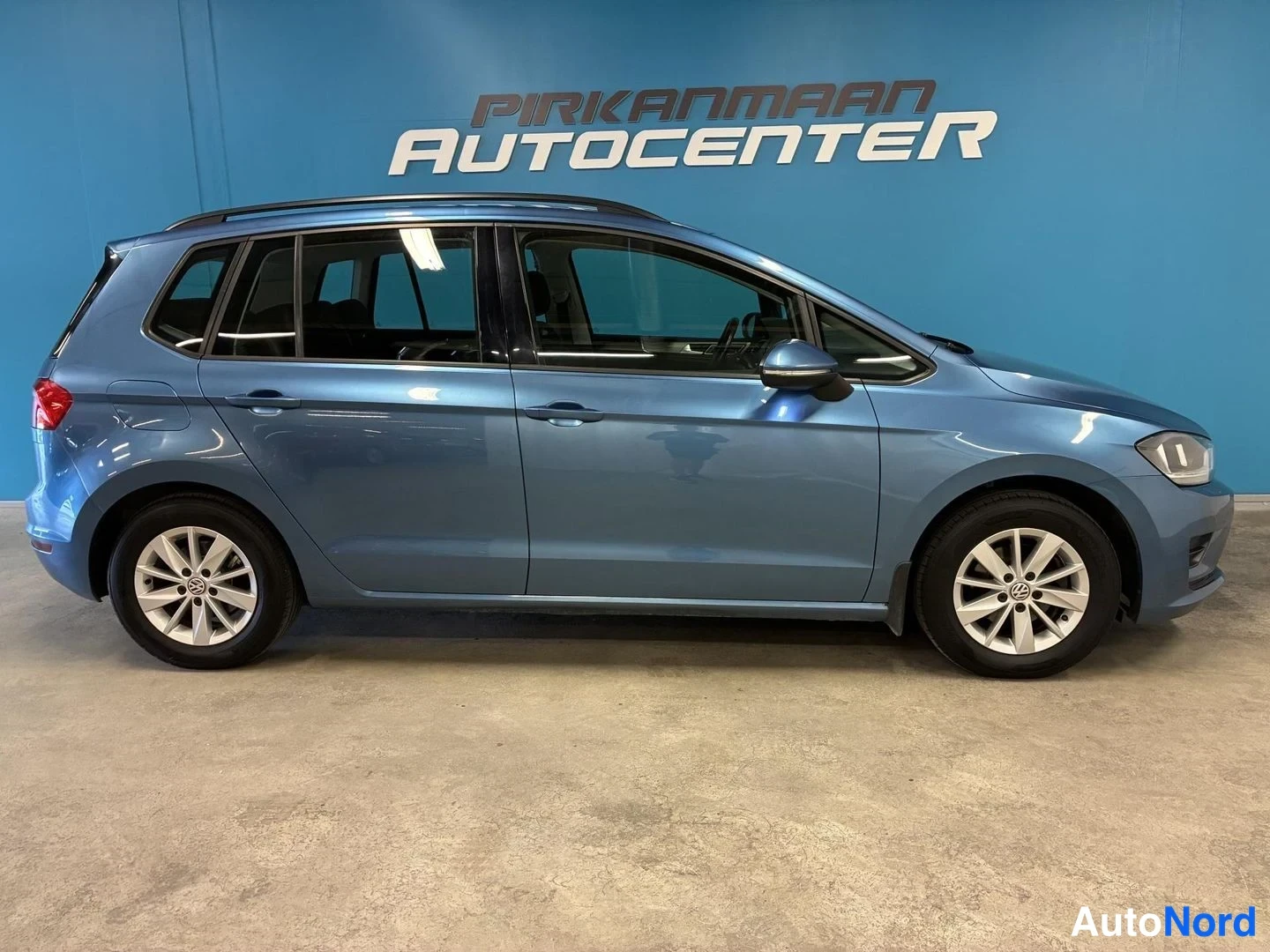 Sininen Volkswagen Golf Sportsvan 2015, sivulta, kuva 4