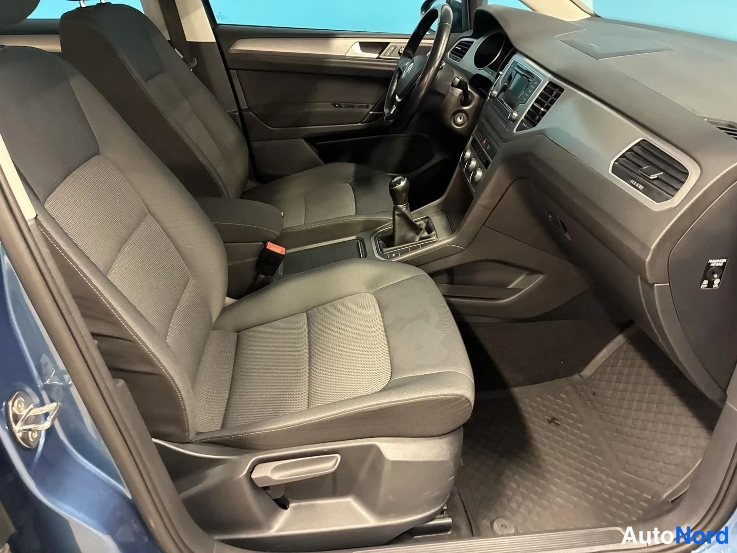 Sininen Volkswagen Golf Sportsvan 2015, etuistuimet, kuva 11