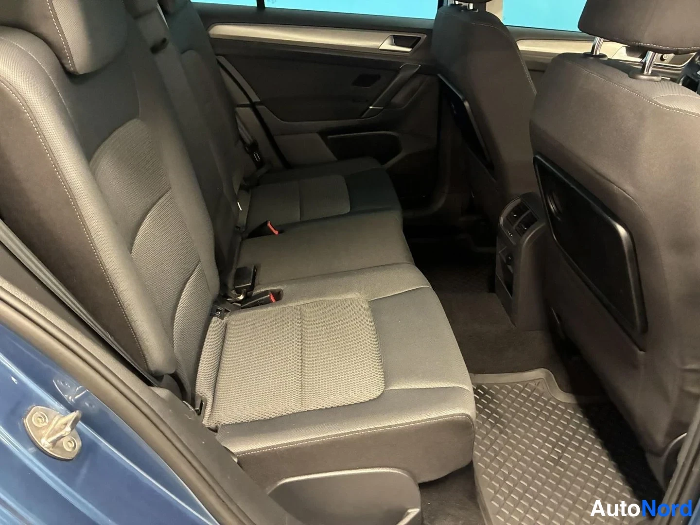 Sininen Volkswagen Golf Sportsvan 2015, takaistuimet, kuva 13