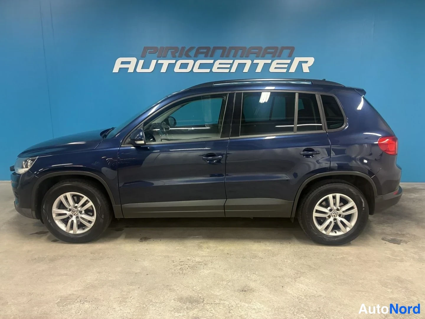 Sininen Volkswagen Tiguan 2014, takaviisto, kuva 4