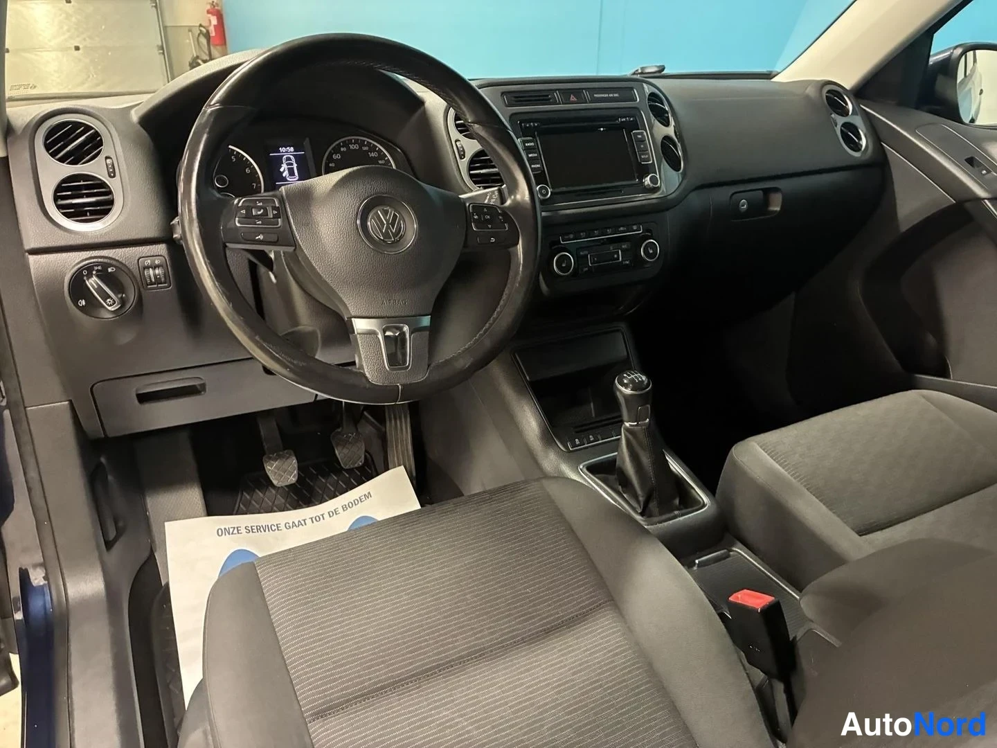 Sininen Volkswagen Tiguan 2014, ohjaamo, kuva 7