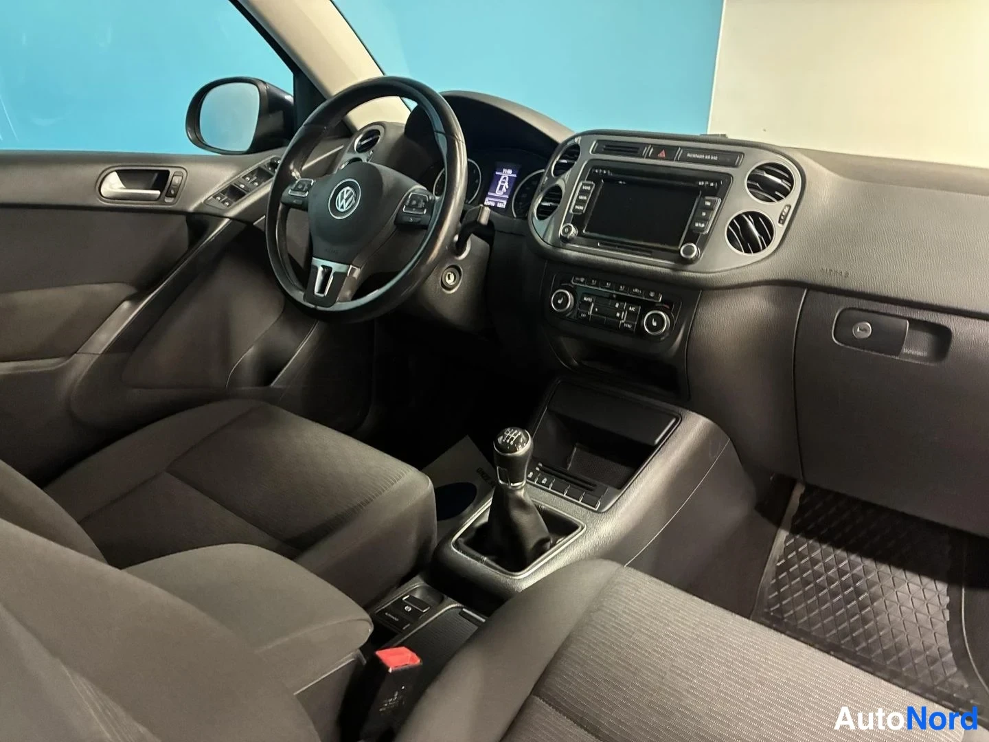 Sininen Volkswagen Tiguan 2014, ohjaamo, kuva 8