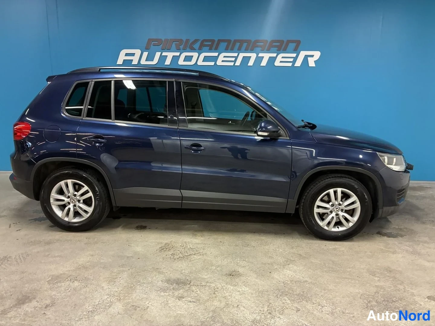 Sininen Volkswagen Tiguan 2014, etuviisto, keula oikealle, kuva 2