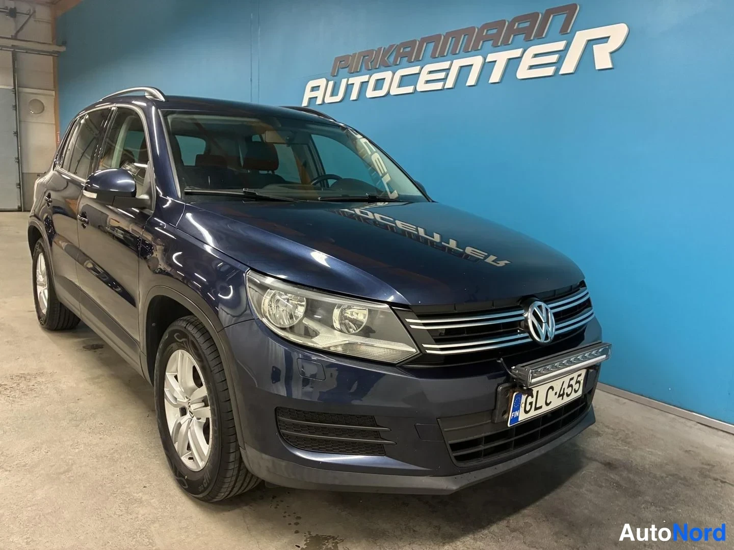 Sininen Volkswagen Tiguan 2014, etuviisto, keula oikealle, kuva 3