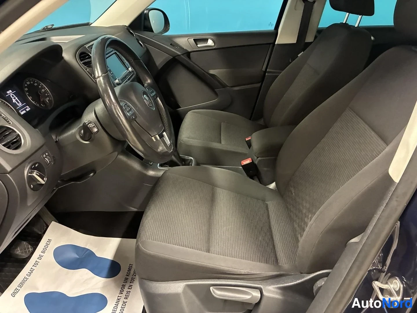 Sininen Volkswagen Tiguan 2014, etuistuimet, kuva 9