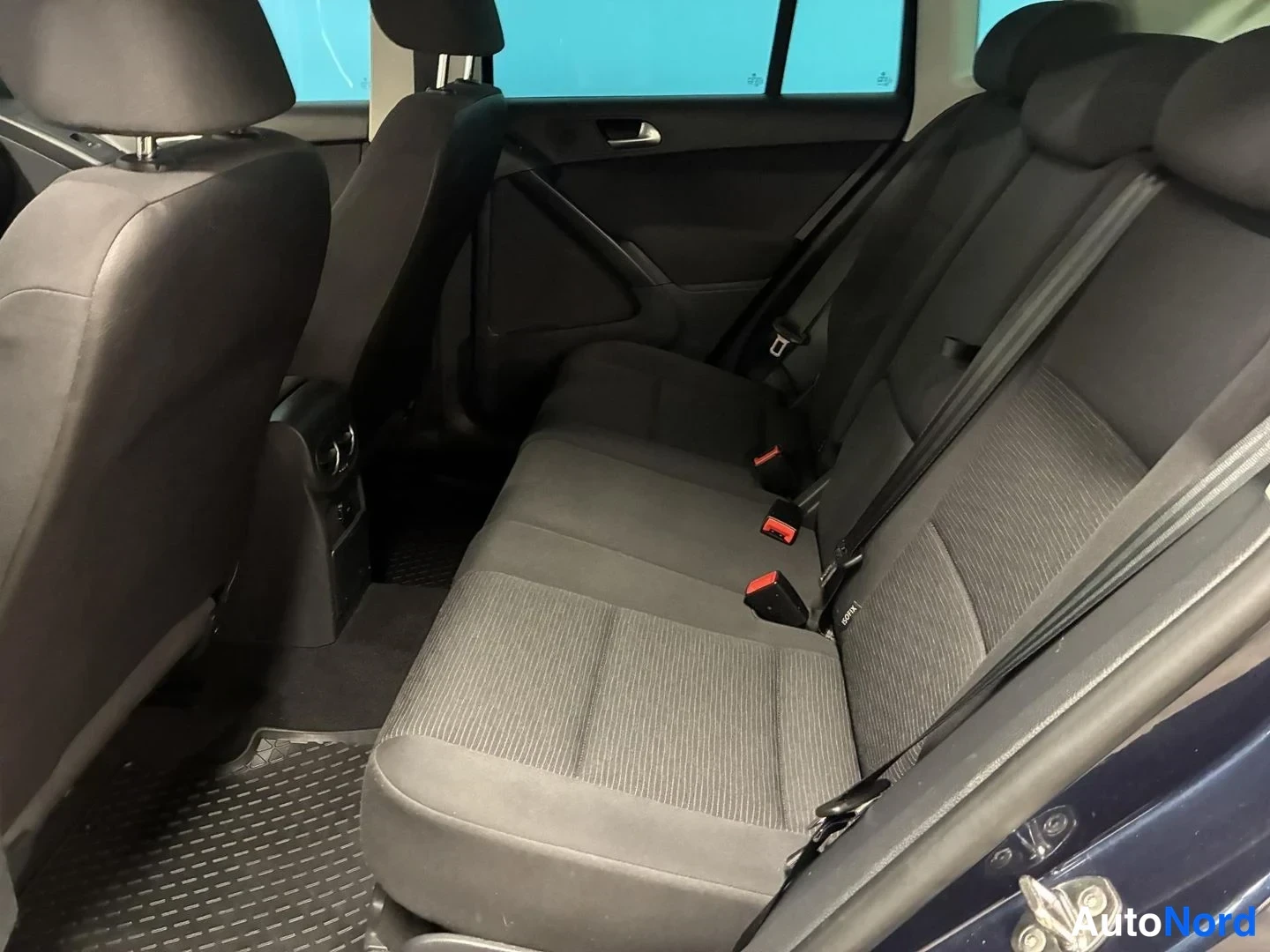 Sininen Volkswagen Tiguan 2014, takaistuimet, kuva 11