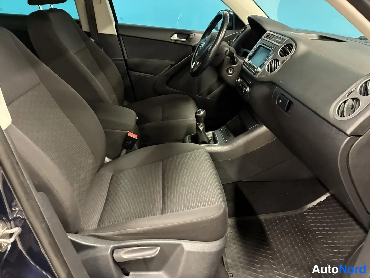 Sininen Volkswagen Tiguan 2014, etuistuimet, kuva 10