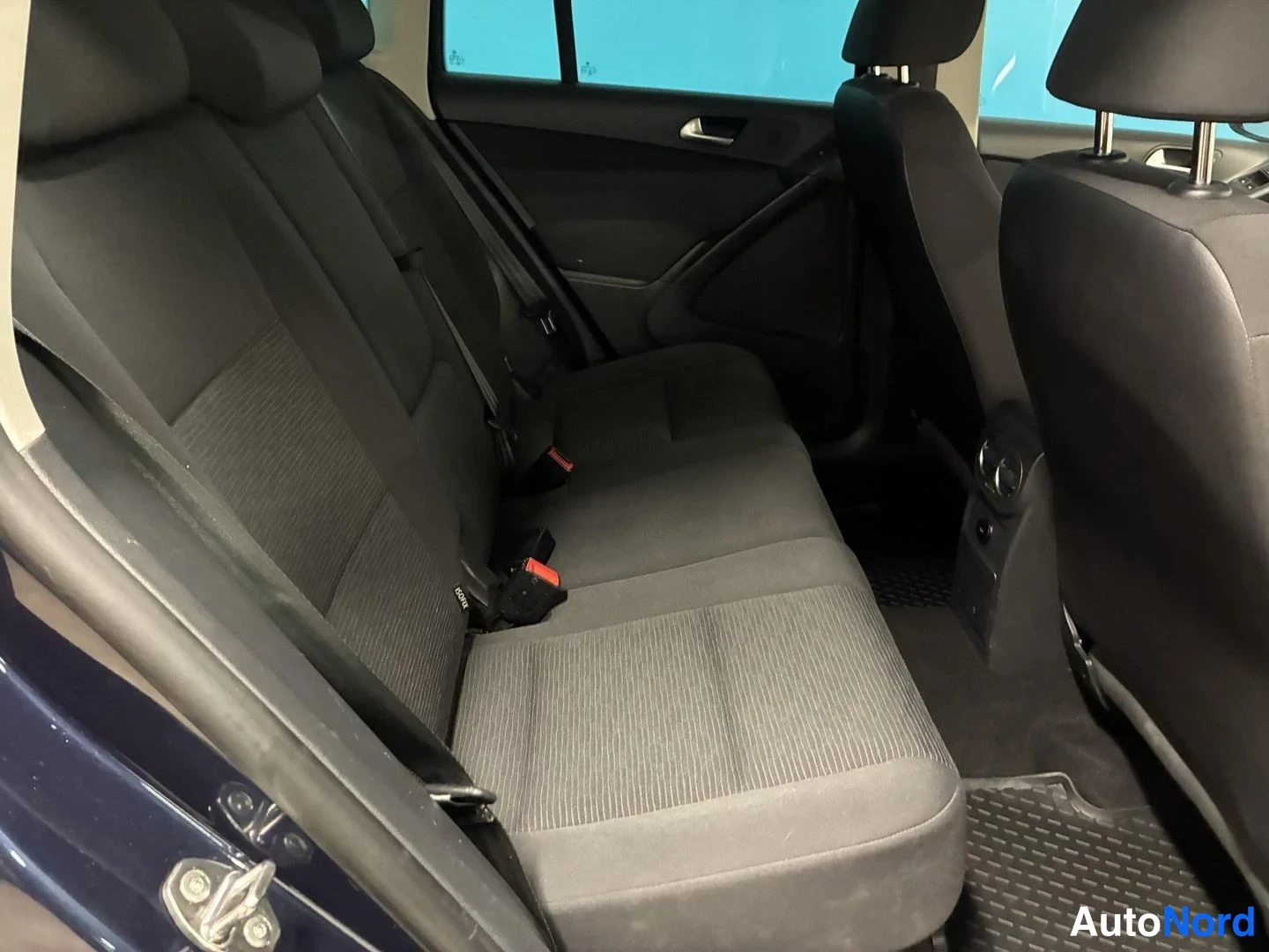 Sininen Volkswagen Tiguan 2014, takaistuimet, kuva 12