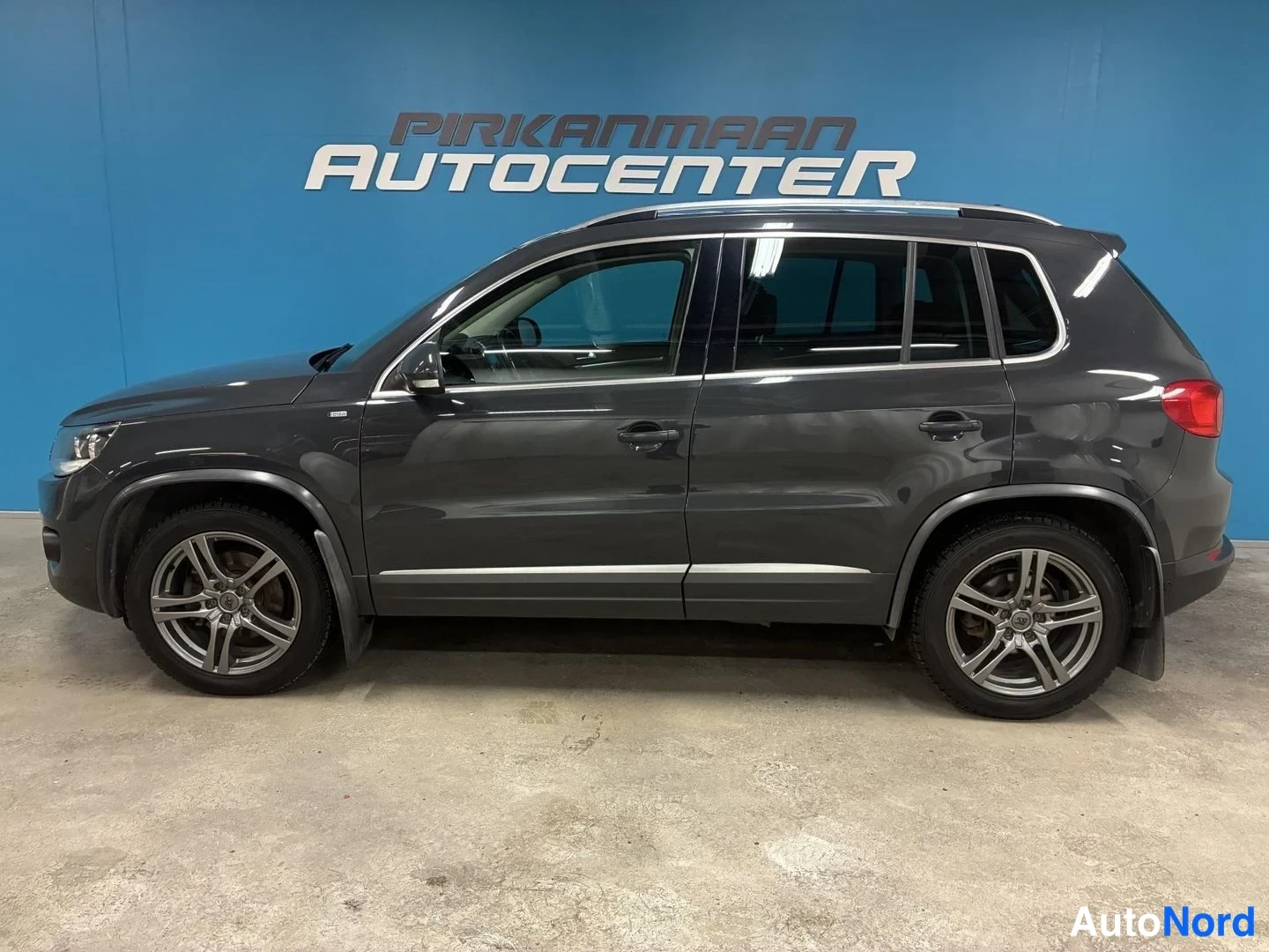 Harmaa Volkswagen Tiguan 2015, sivulta, kuva 4