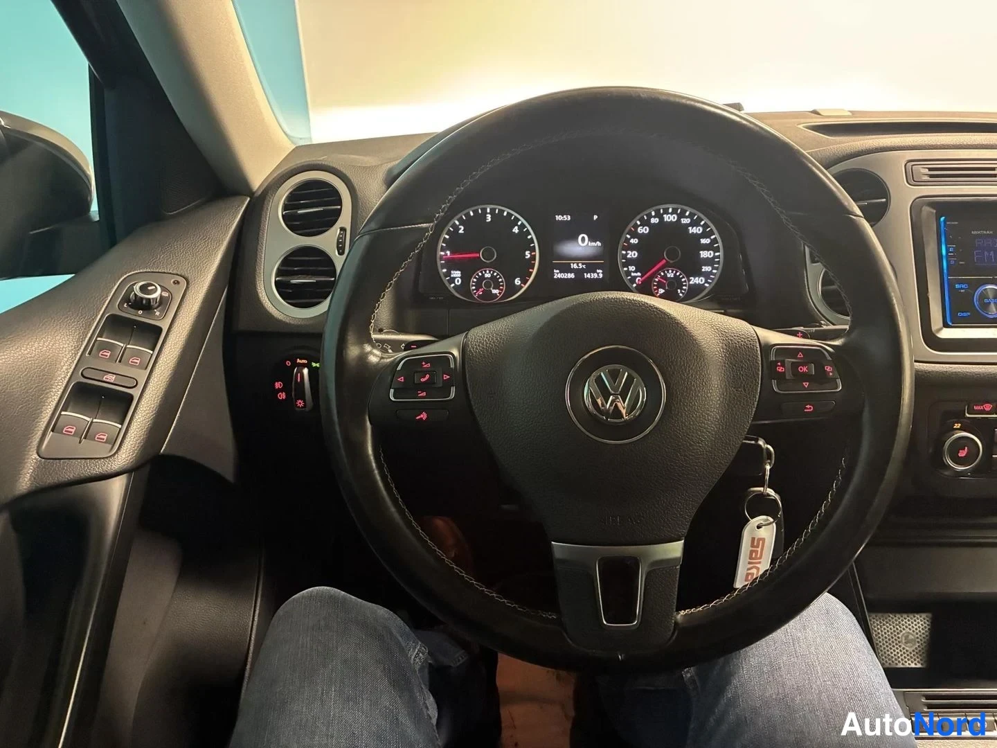 Harmaa Volkswagen Tiguan 2015, ohjaamo, kuva 9