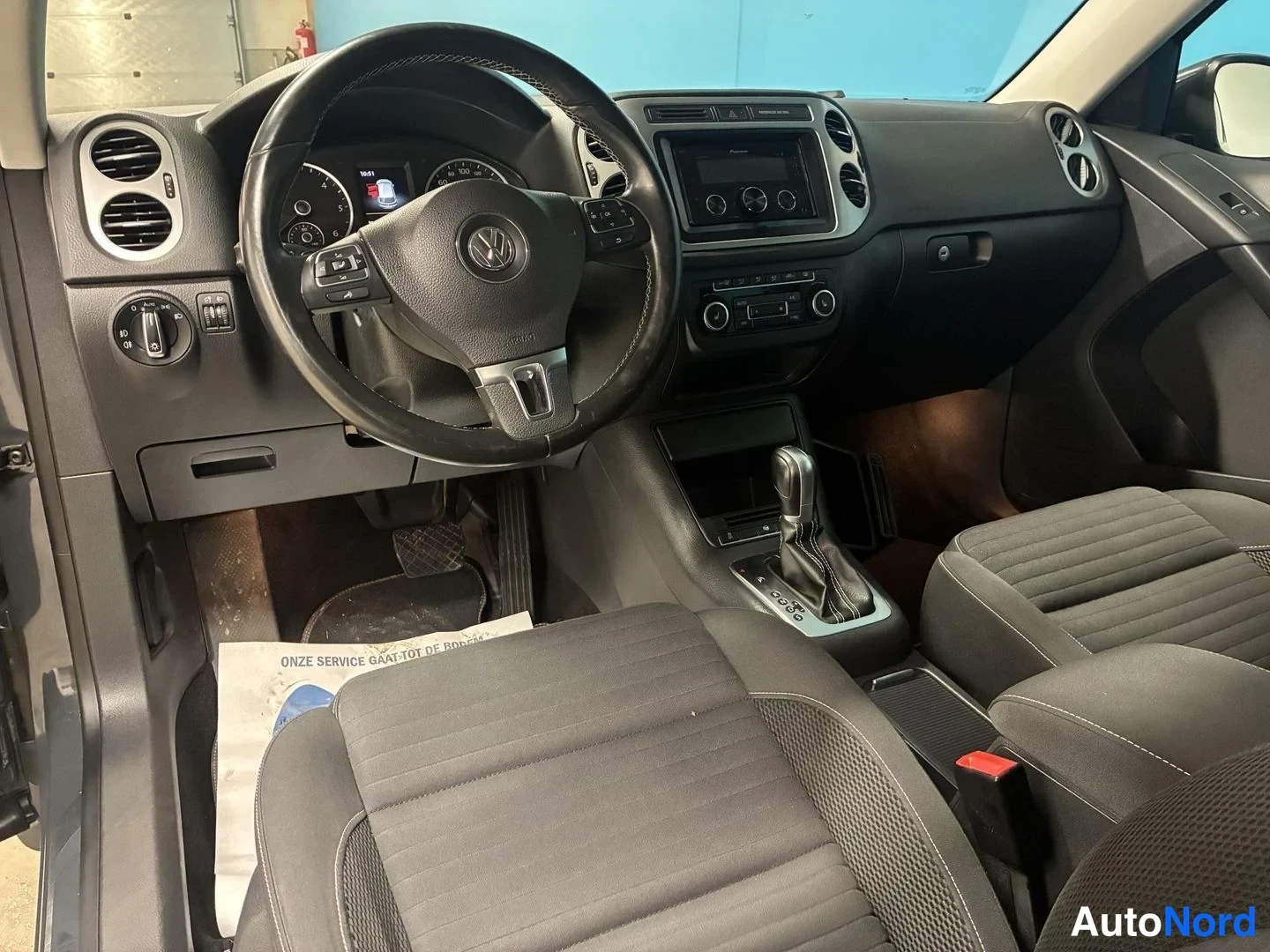 Harmaa Volkswagen Tiguan 2015, ohjaamo, kuva 10