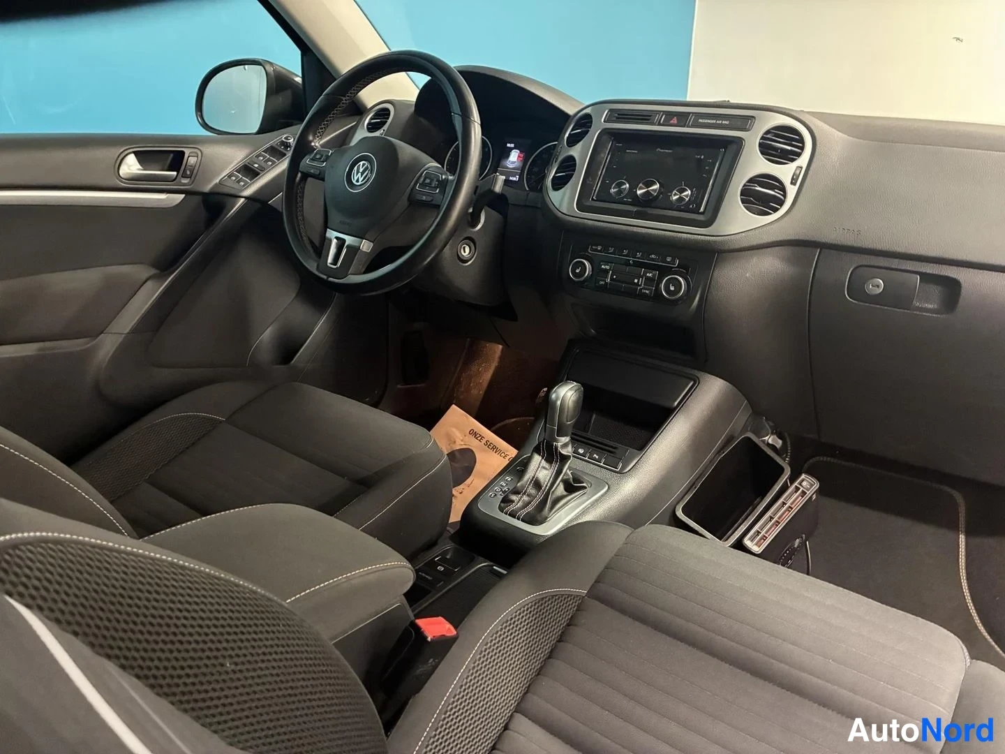 Harmaa Volkswagen Tiguan 2015, ohjaamo, kuva 7
