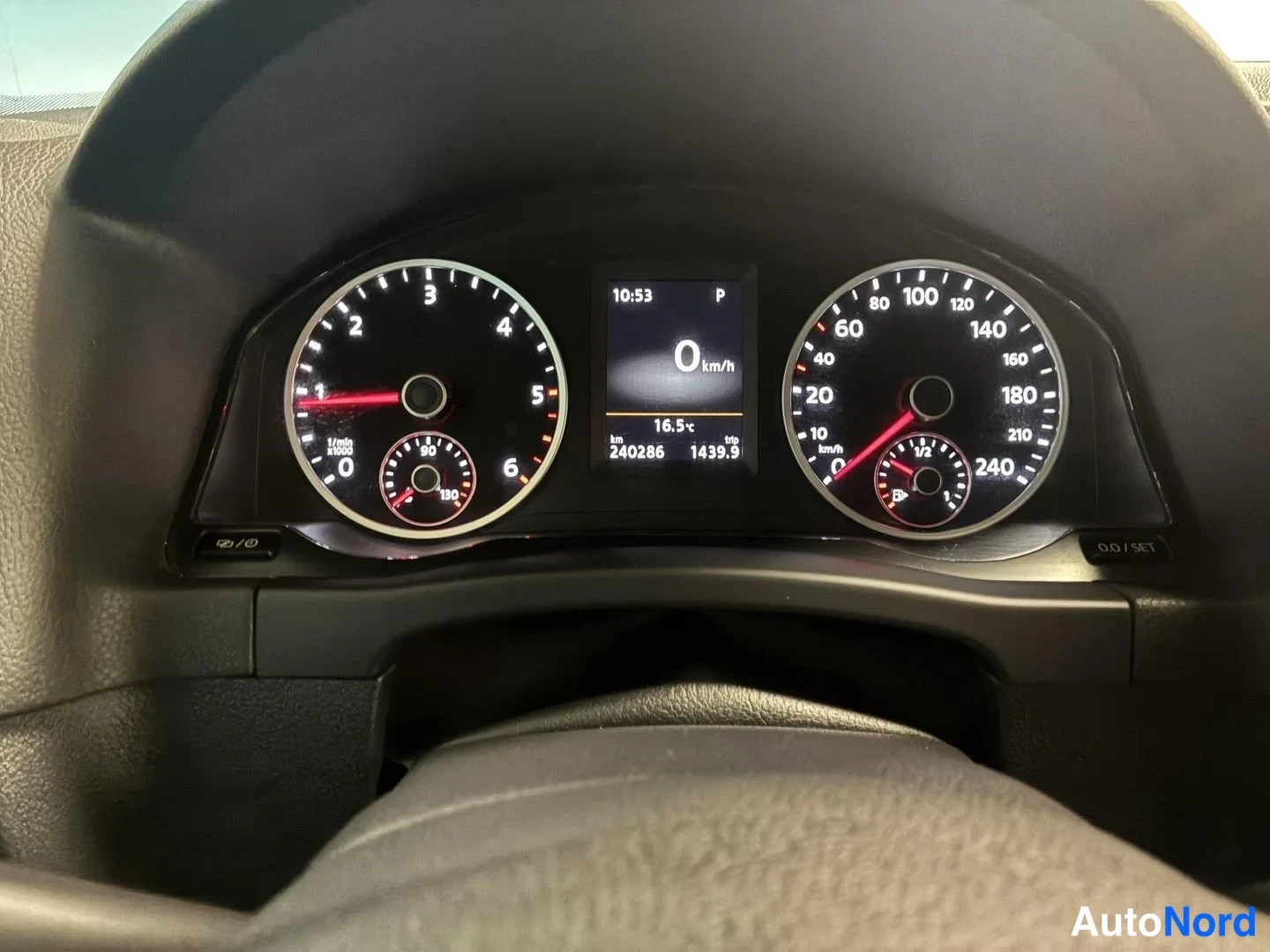 Harmaa Volkswagen Tiguan 2015, yksityiskohta, kuva 16