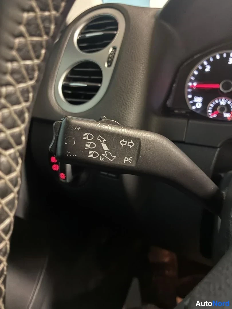 Harmaa Volkswagen Tiguan 2015, yksityiskohta, kuva 19