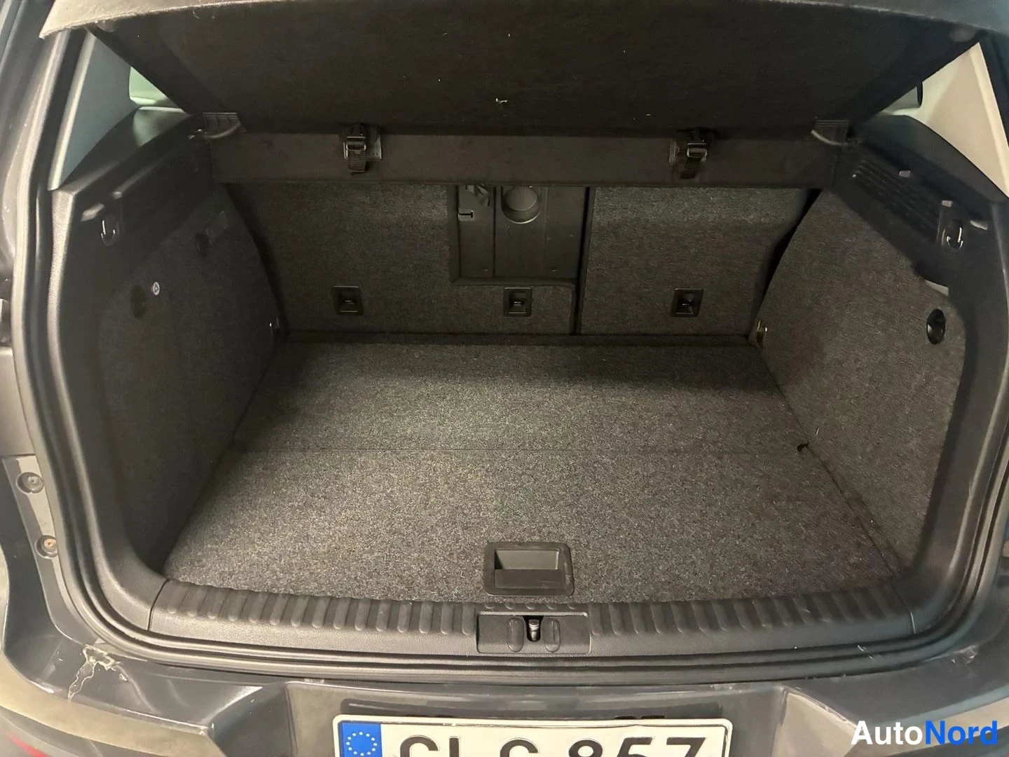 Harmaa Volkswagen Tiguan 2015, tavaratila, kuva 15