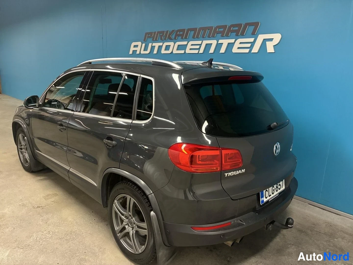 Harmaa Volkswagen Tiguan 2015, takaviisto, kuva 5