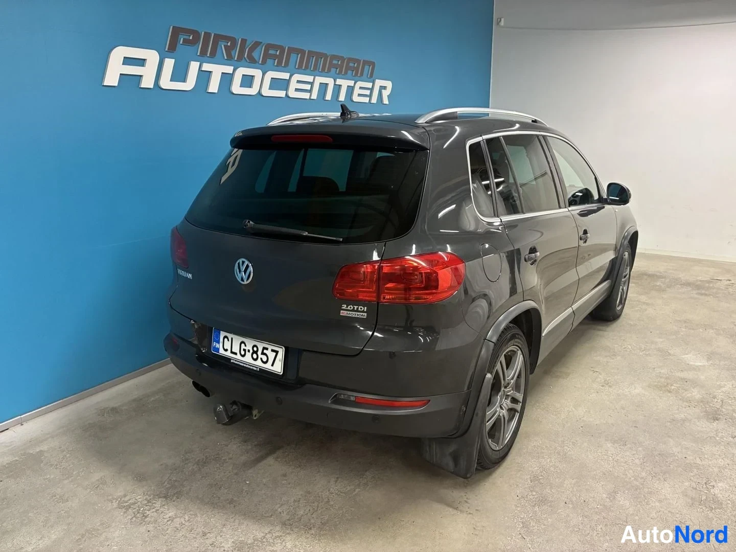 Harmaa Volkswagen Tiguan 2015, takaviisto, kuva 6