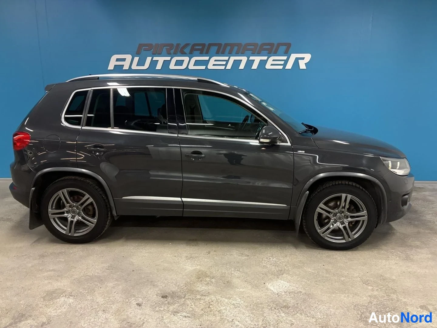 Harmaa Volkswagen Tiguan 2015, sivulta, kuva 3