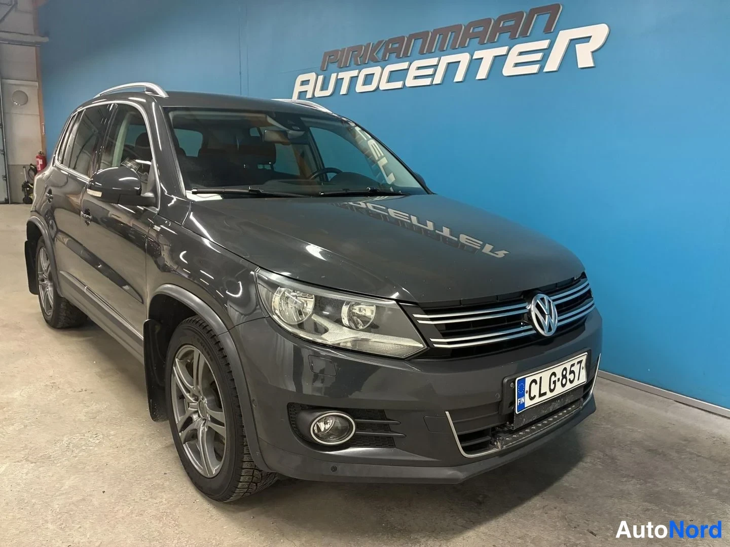 Harmaa Volkswagen Tiguan 2015, etuviisto, keula oikealle, kuva 2
