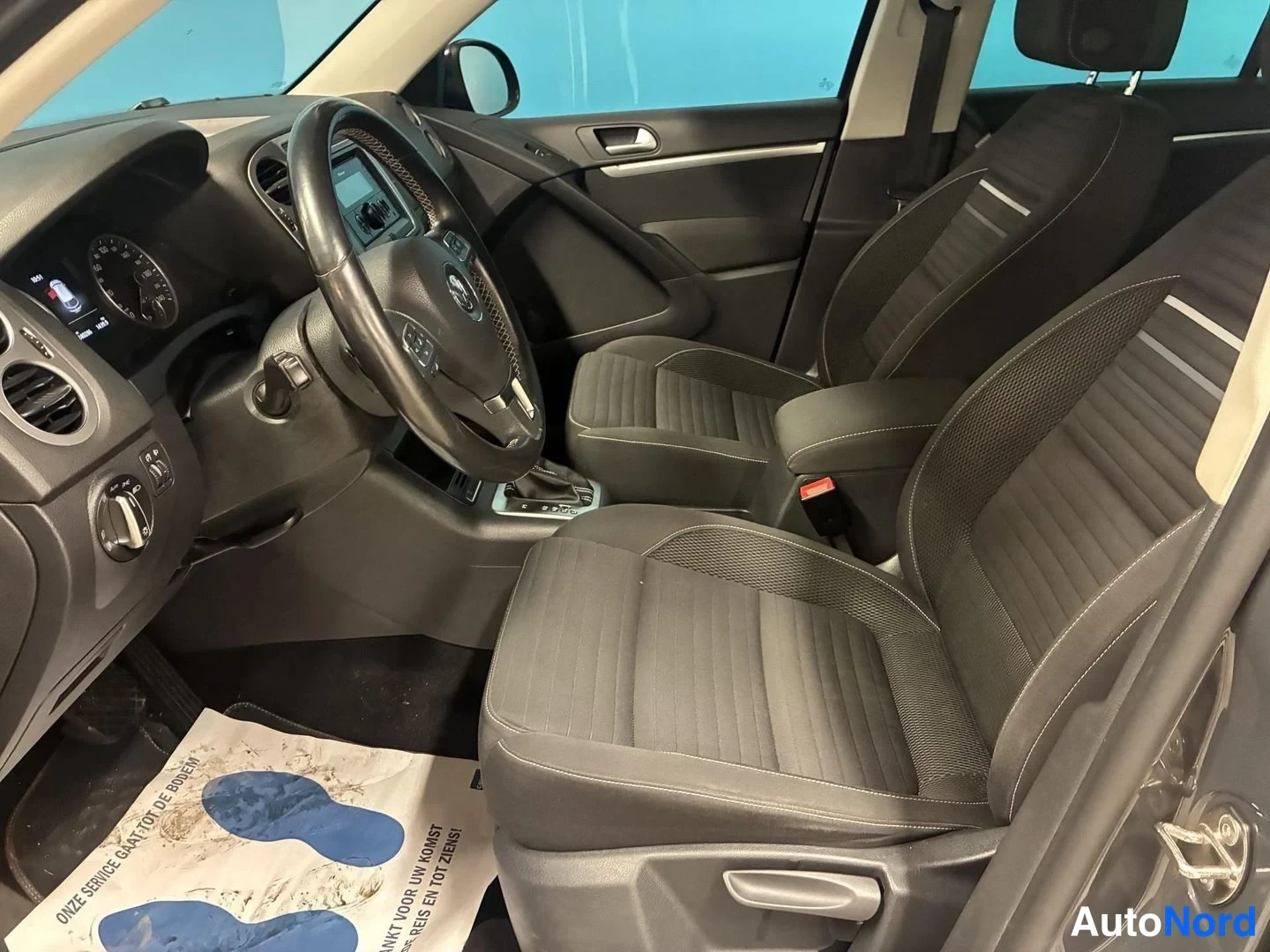 Harmaa Volkswagen Tiguan 2015, etuistuimet, kuva 11