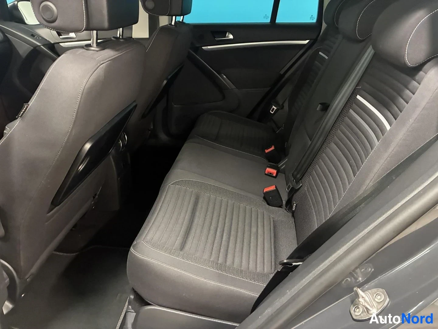 Harmaa Volkswagen Tiguan 2015, takaistuimet, kuva 13