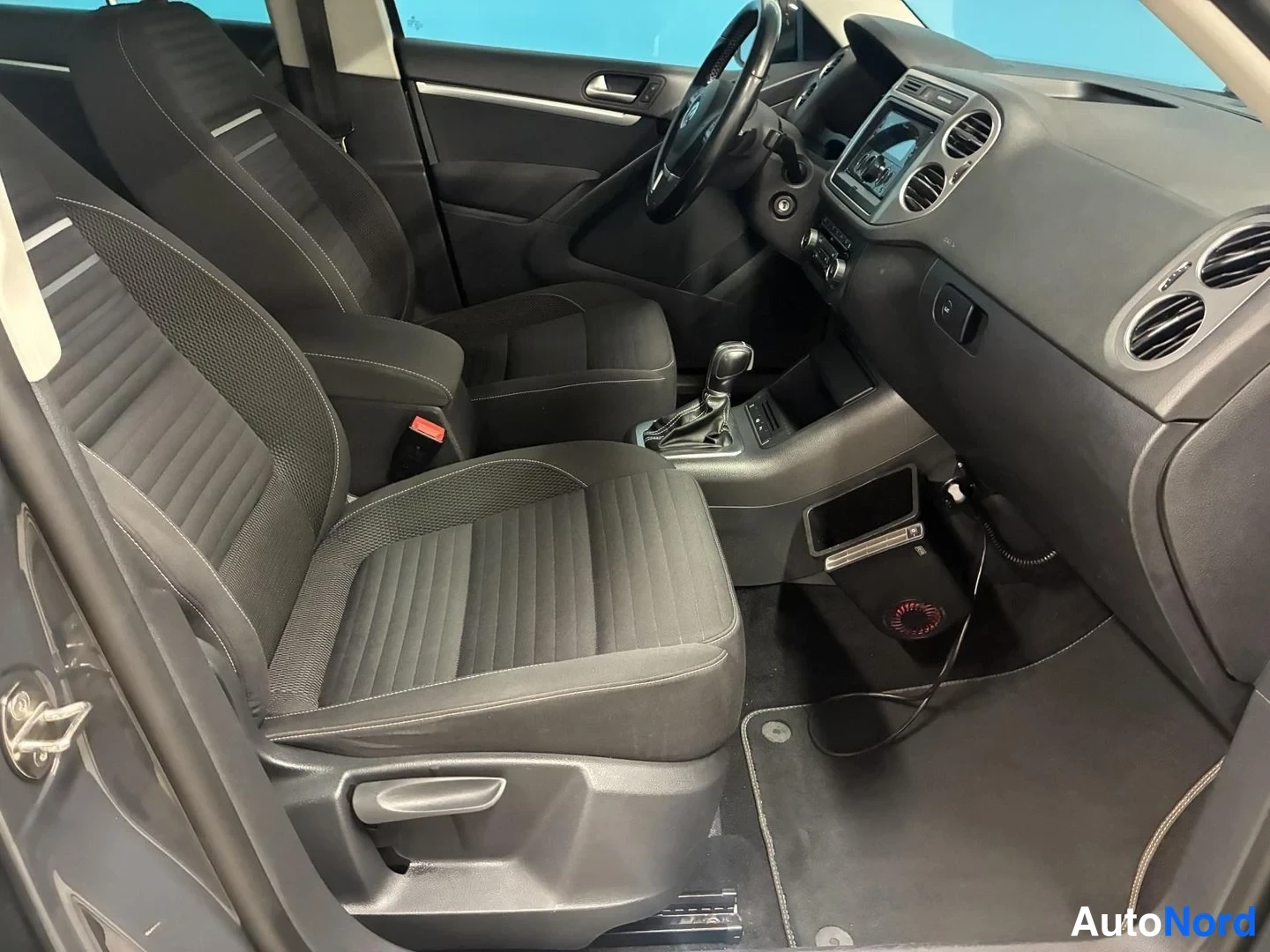 Harmaa Volkswagen Tiguan 2015, ohjaamo, kuva 8