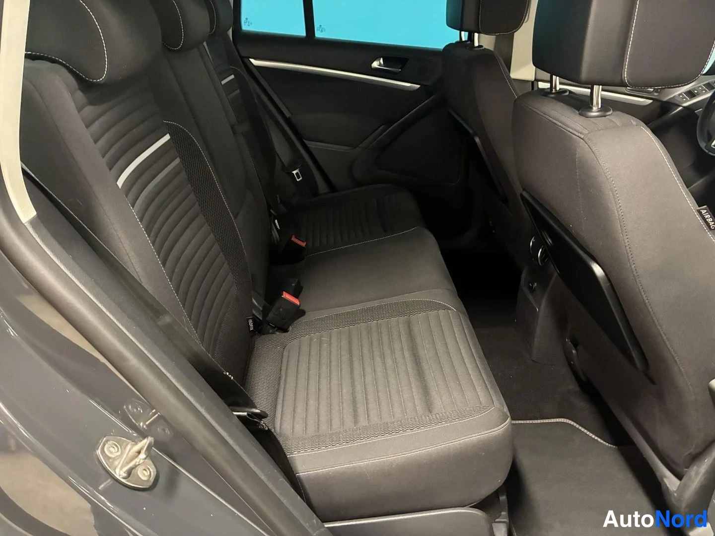 Harmaa Volkswagen Tiguan 2015, etuistuimet, kuva 12