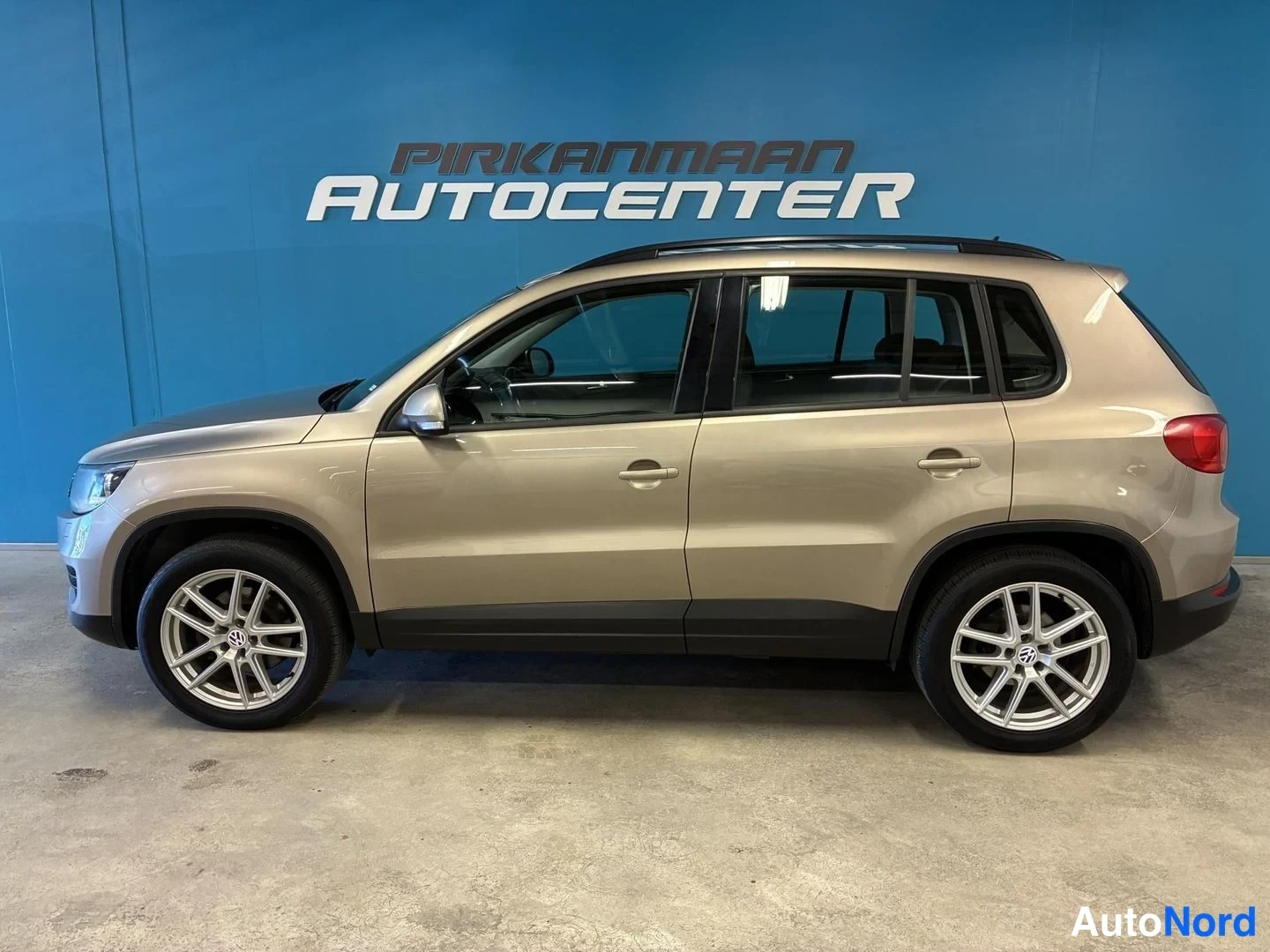 Beige Volkswagen Tiguan 2012, etuviisto, keula vasemmalle, kuva 2