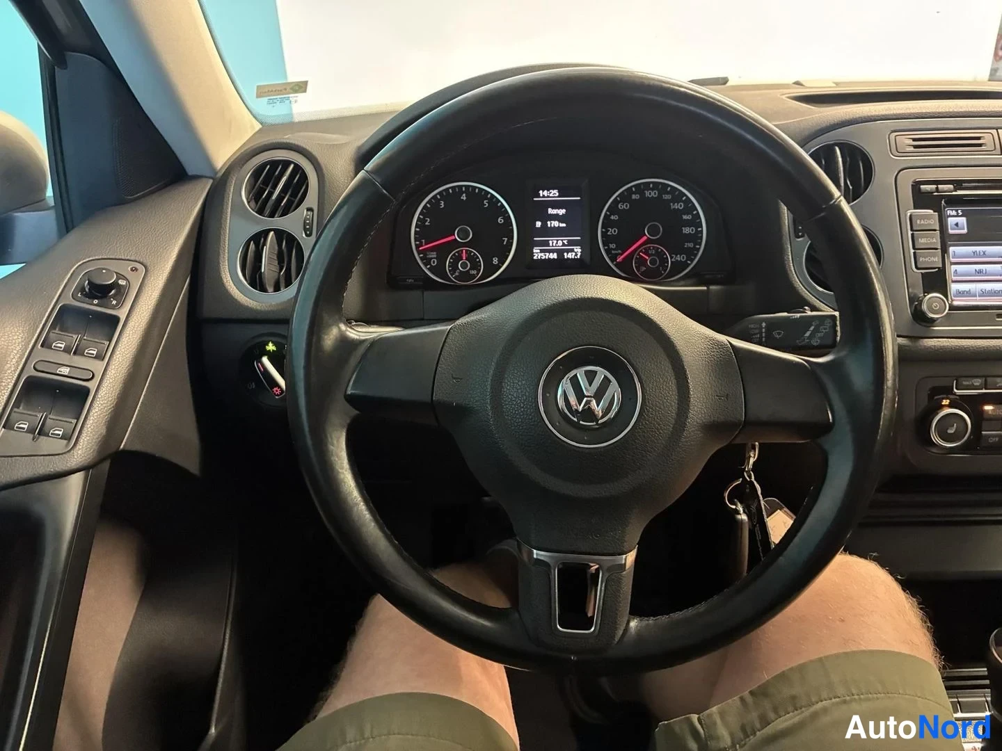 Beige Volkswagen Tiguan 2012, ohjaamo, kuva 8