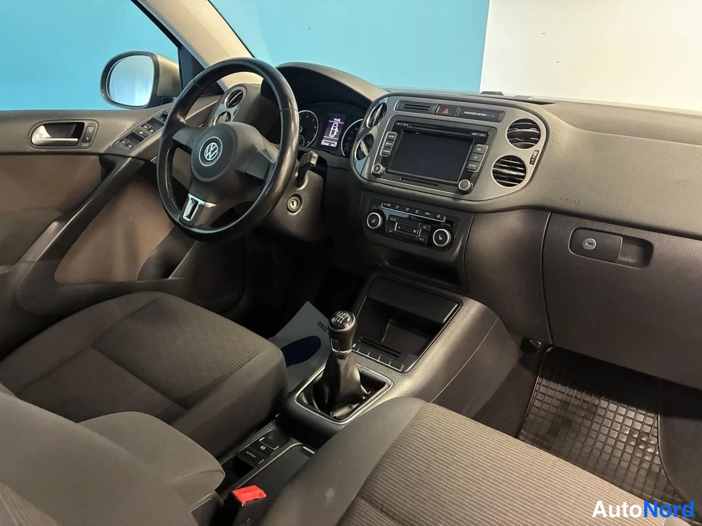 Beige Volkswagen Tiguan 2012, ohjaamo, kuva 10