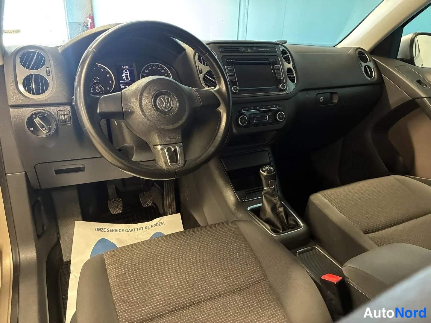 Beige Volkswagen Tiguan 2012, ohjaamo, kuva 9