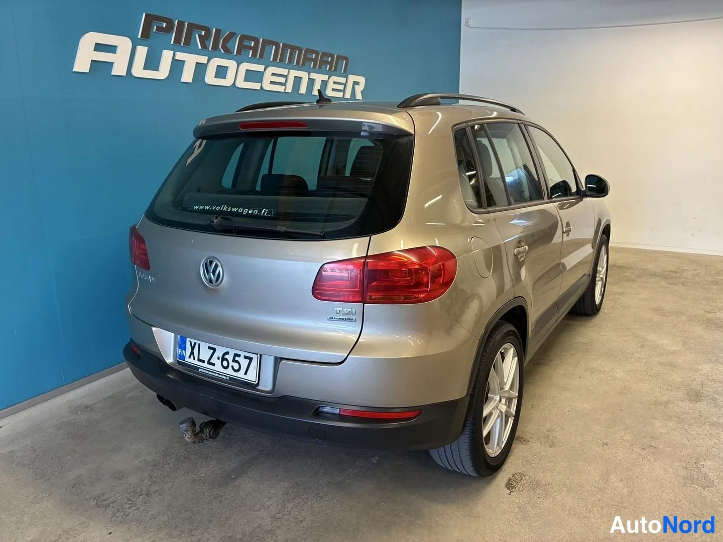 Beige Volkswagen Tiguan 2012, takaviisto, kuva 6