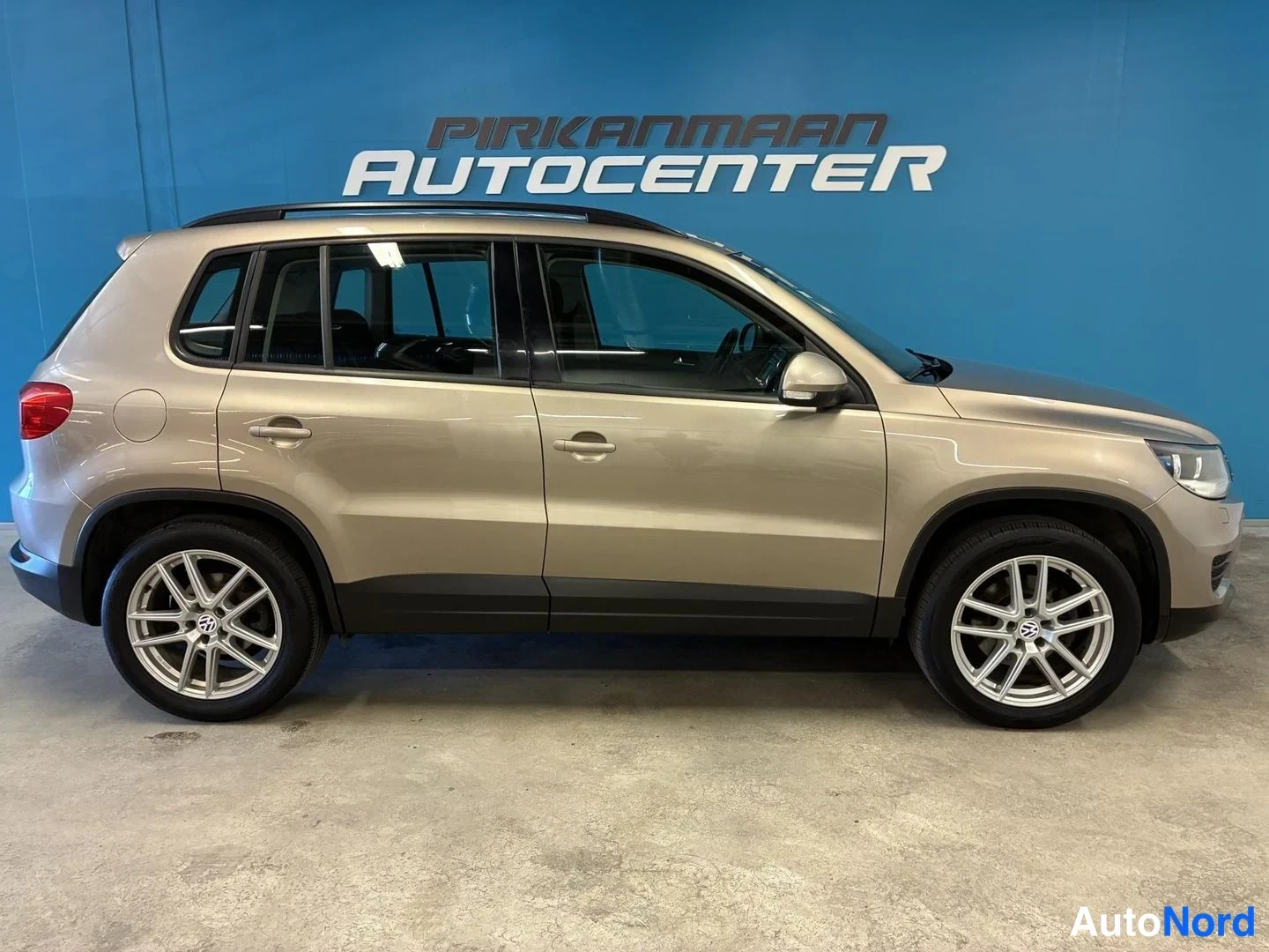 Beige Volkswagen Tiguan 2012, sivulta, kuva 4