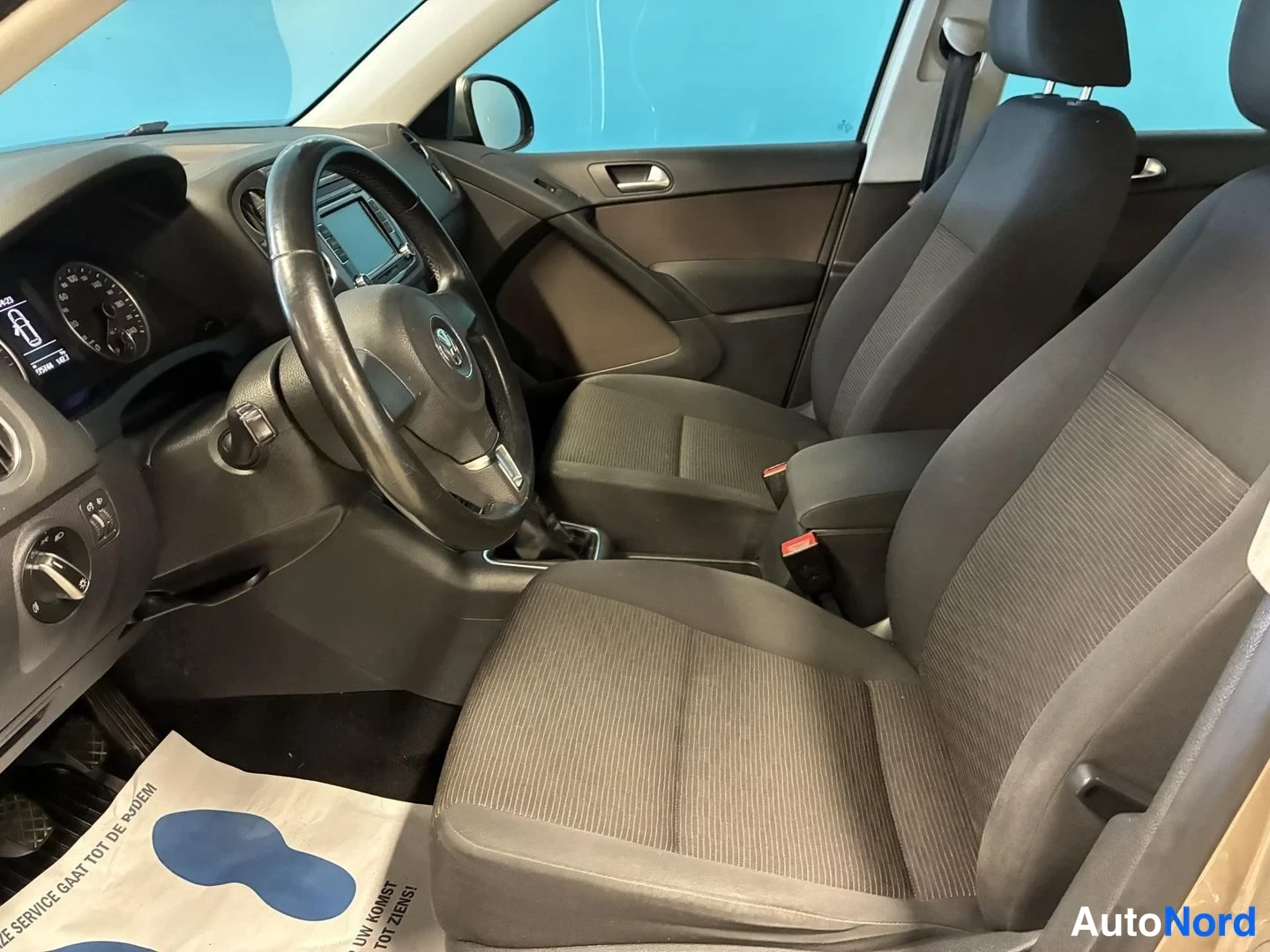 Beige Volkswagen Tiguan 2012, etuistuimet, kuva 11