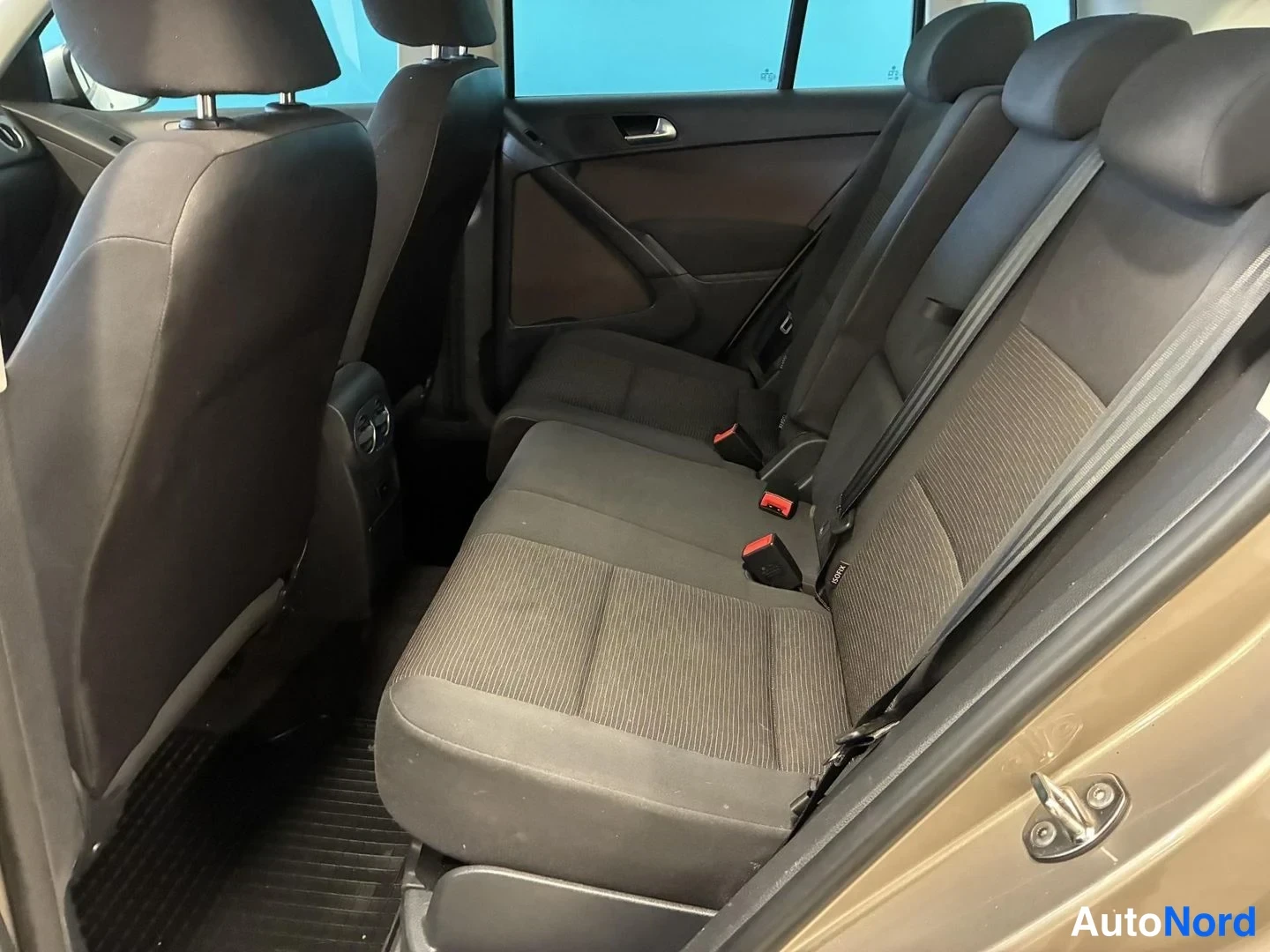 Beige Volkswagen Tiguan 2012, takaistuimet, kuva 12