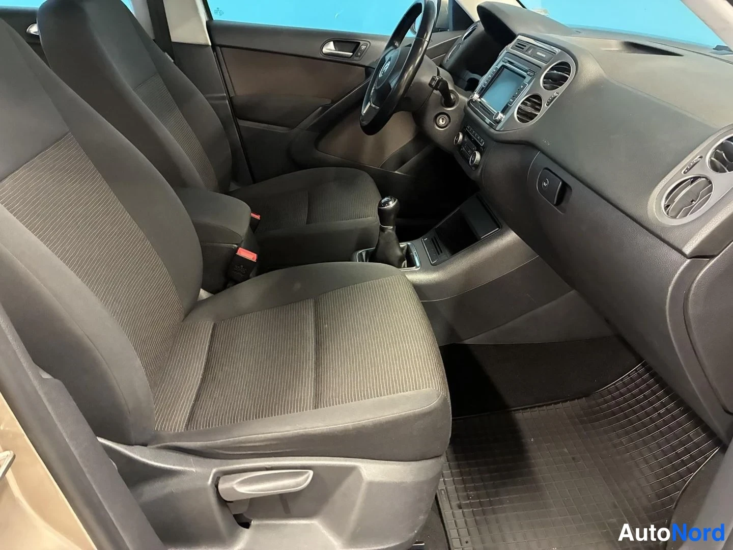 Beige Volkswagen Tiguan 2012, ohjaamo, kuva 7