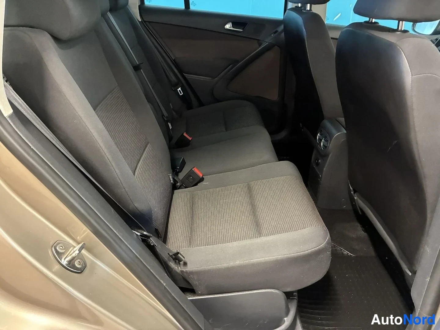 Beige Volkswagen Tiguan 2012, takaistuimet, kuva 13