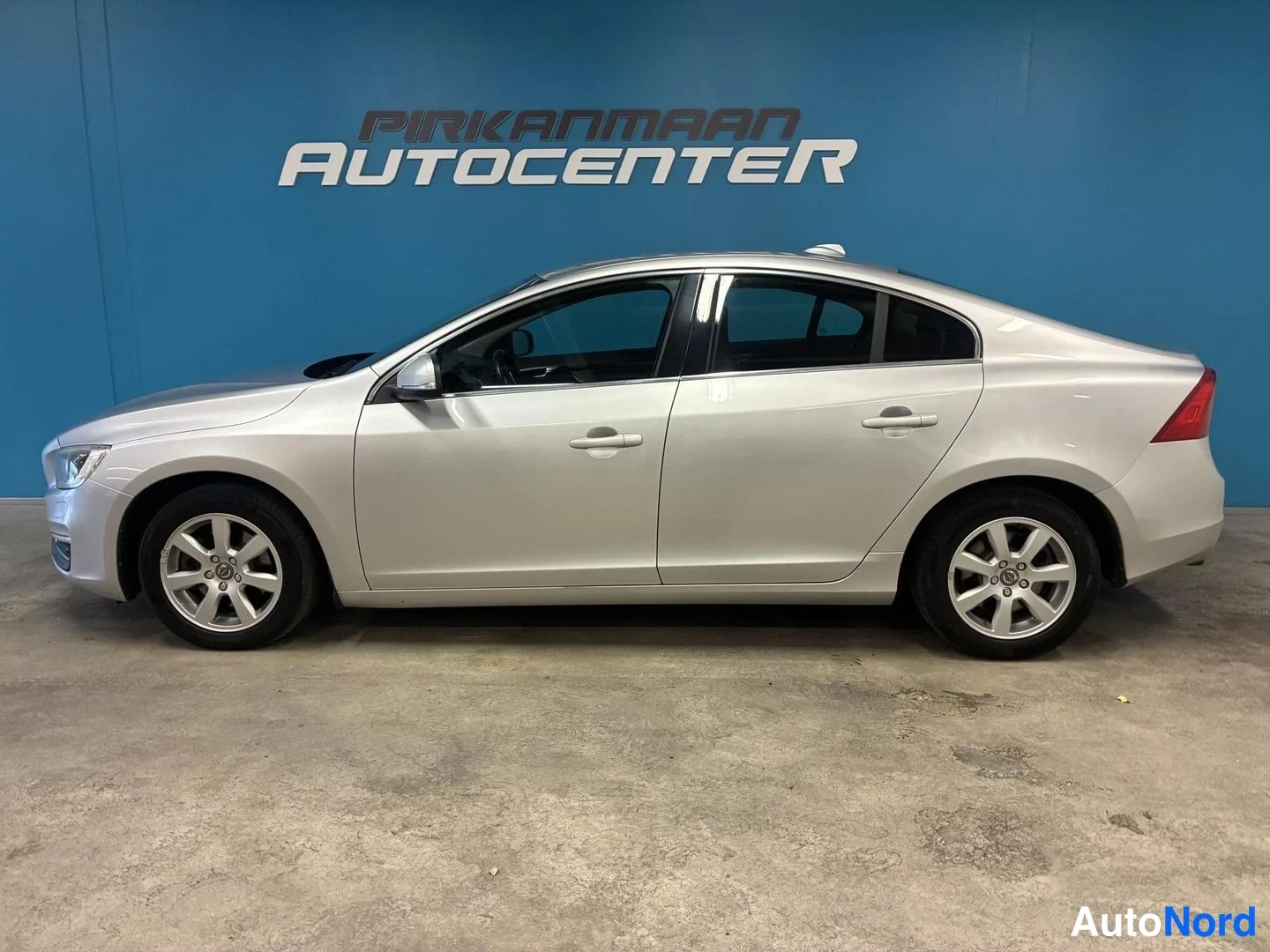 Harmaa Volvo S60 2014, sivulta, kuva 4