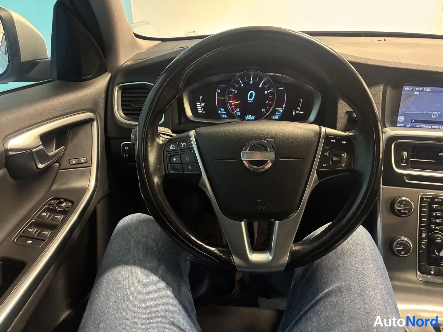 Harmaa Volvo S60 2014, ohjaamo, kuva 10