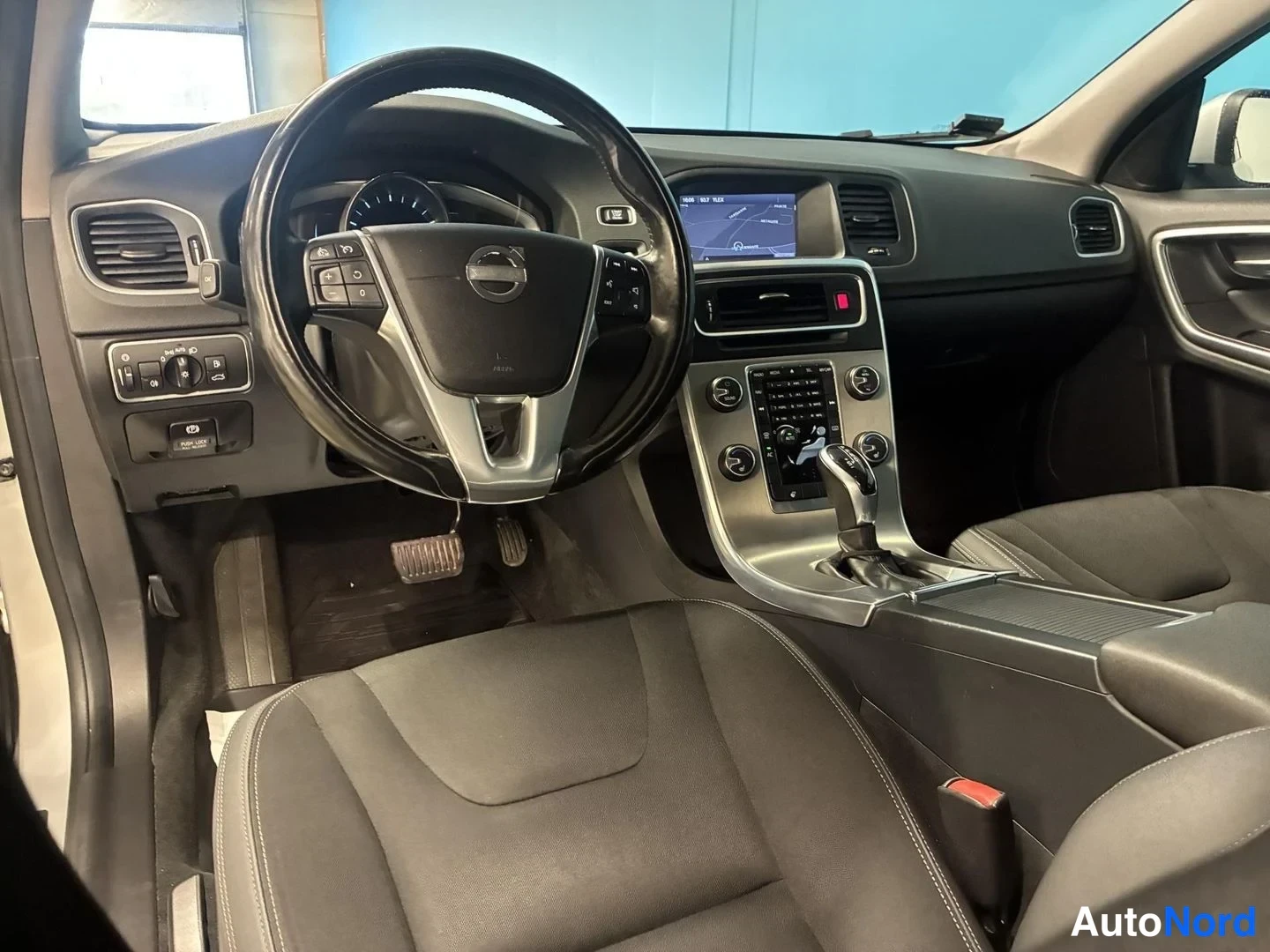 Harmaa Volvo S60 2014, ohjaamo, kuva 11