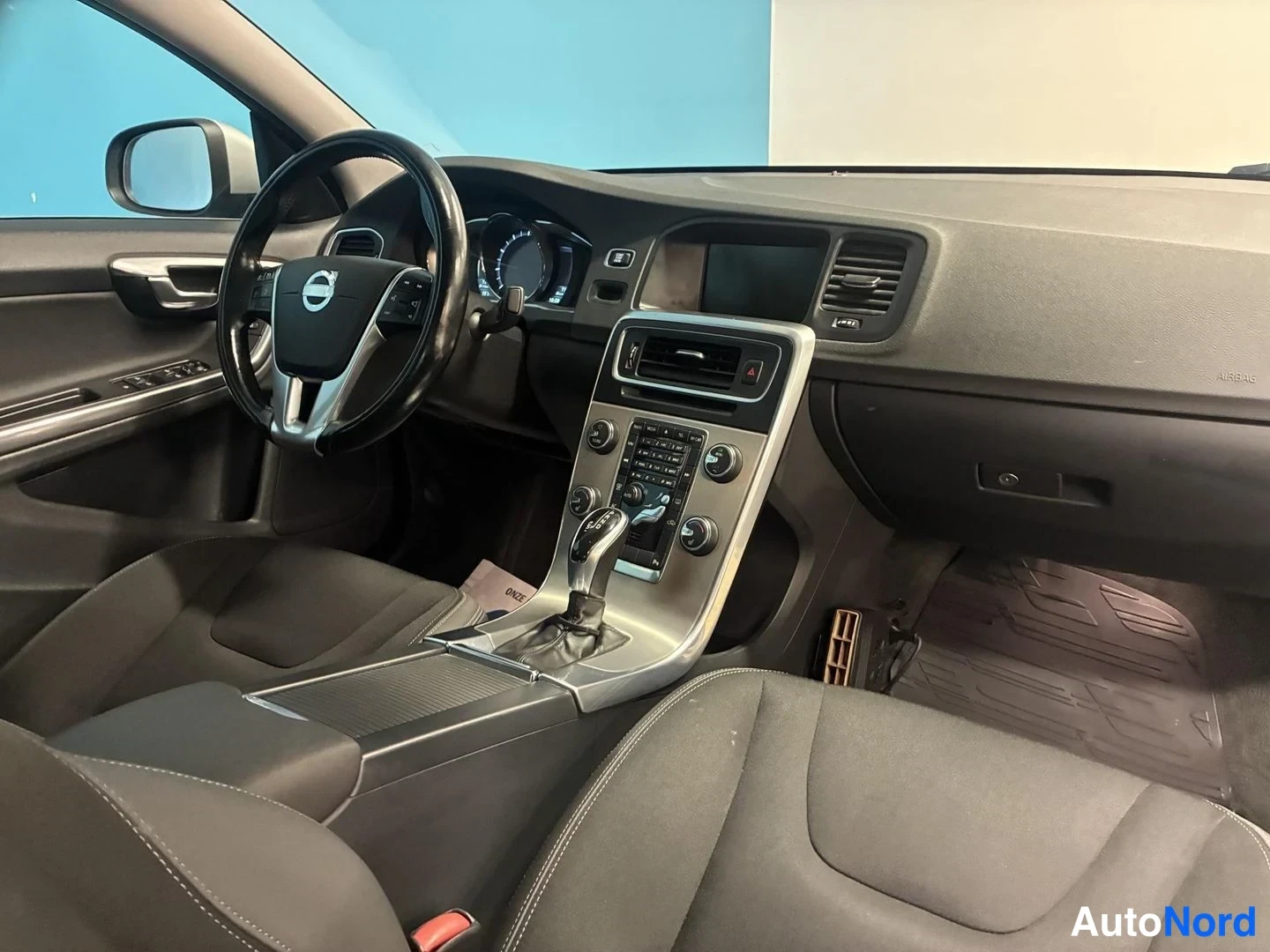 Harmaa Volvo S60 2014, ohjaamo, kuva 9