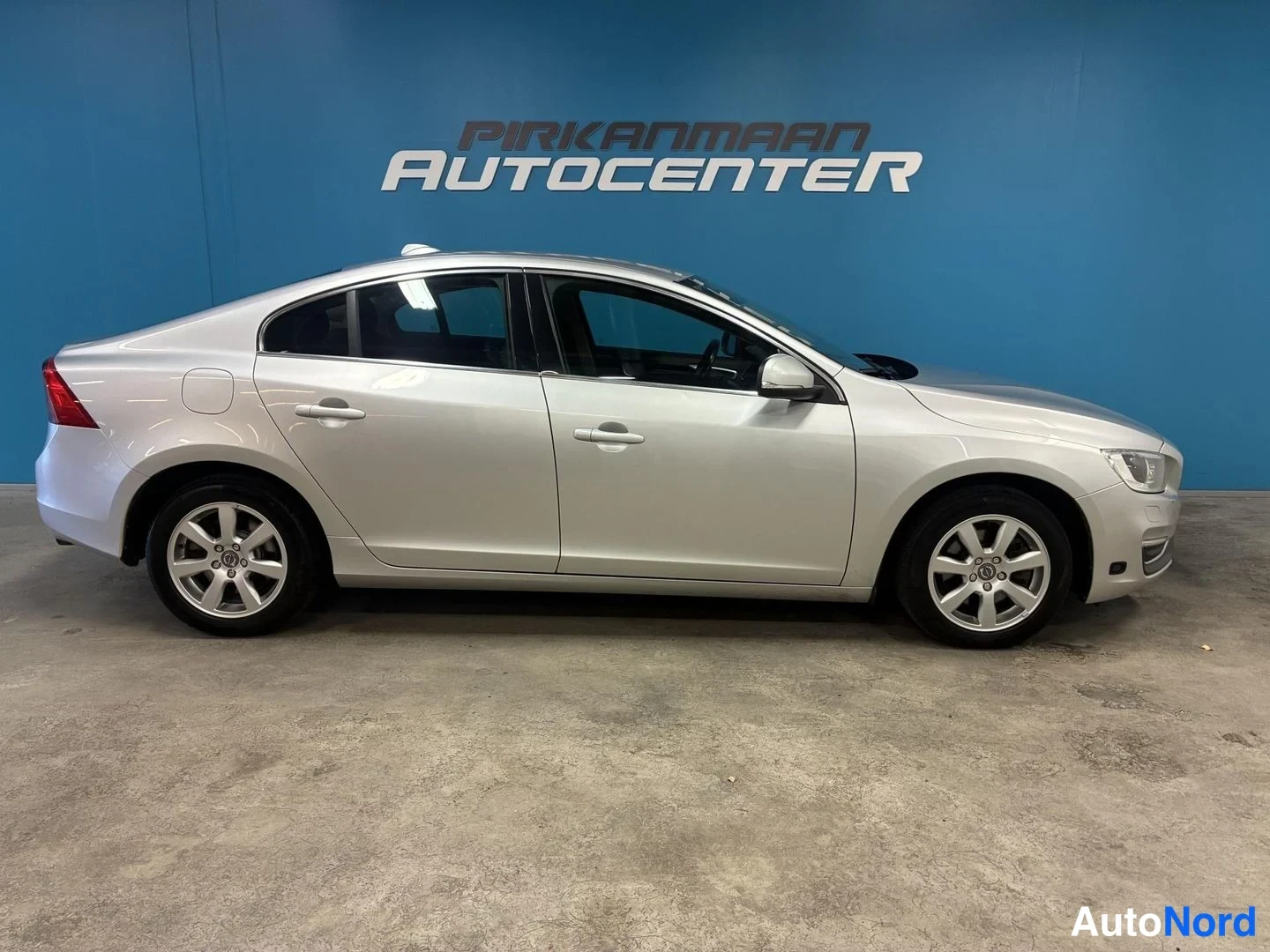 Harmaa Volvo S60 2014, etuviisto, keula oikealle, kuva 2