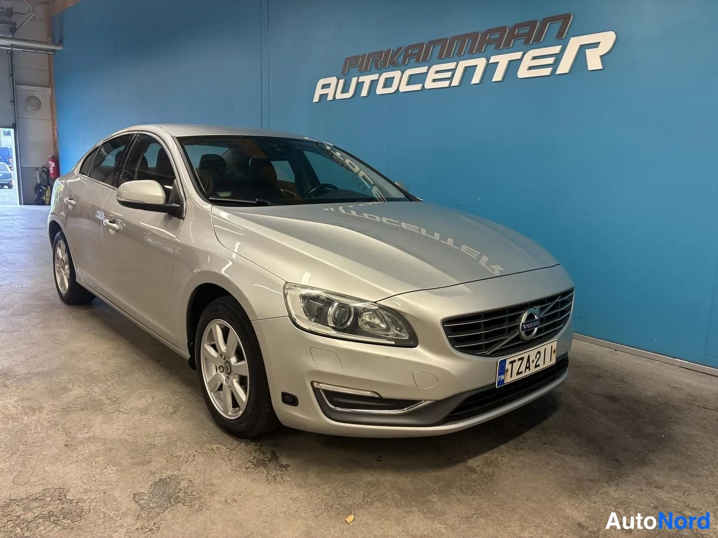 Harmaa Volvo S60 2014, etuviisto, keula oikealle, kuva 3