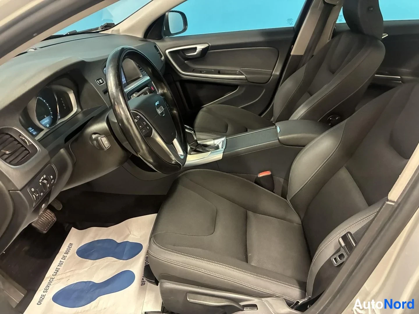 Harmaa Volvo S60 2014, ohjaamo, kuva 7