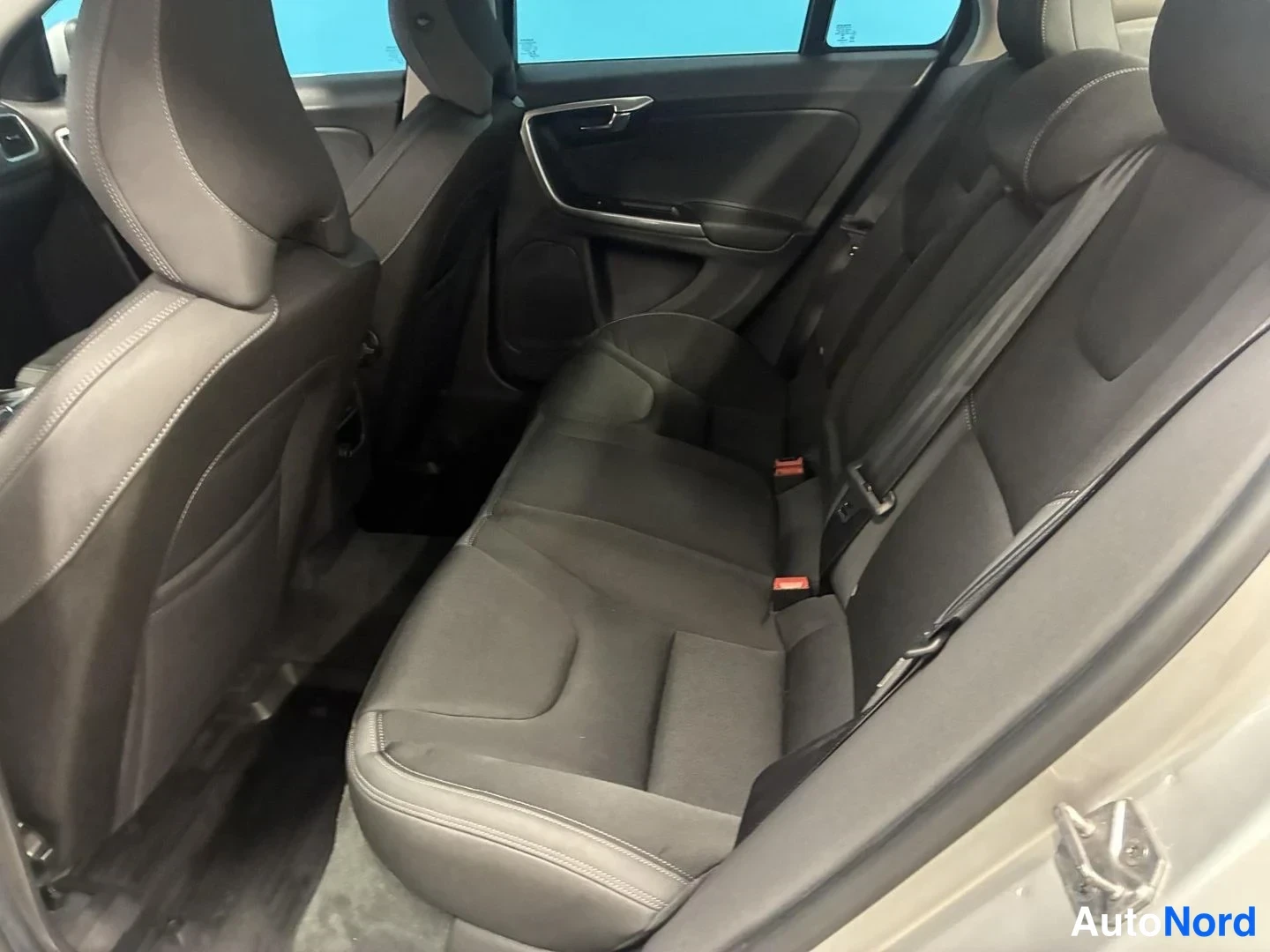 Harmaa Volvo S60 2014, takaistuimet, kuva 12
