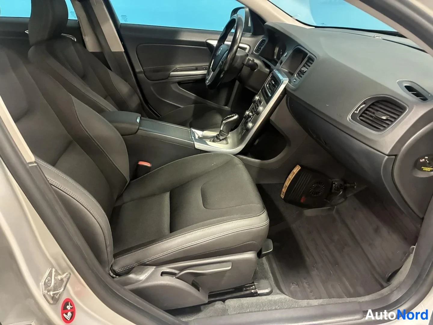 Harmaa Volvo S60 2014, ohjaamo, kuva 8