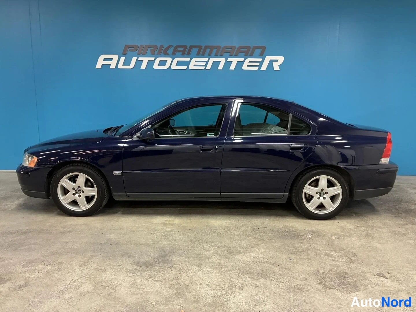 Sininen Volvo S60 2005, sivulta, kuva 4